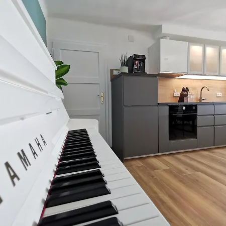 Neues Center Piano Mit Netflix Apartamento