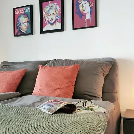 Neues Center Piano Mit Netflix Lejlighed