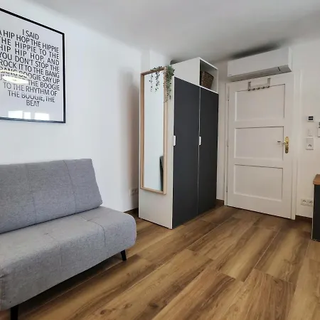 Neues Center Piano Mit Netflix * Klagenfurt am Woerthersee