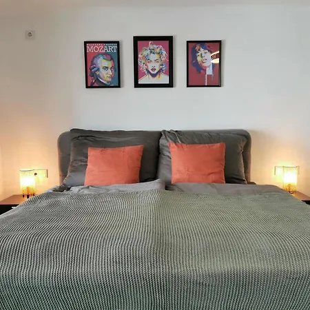 Neues Center Piano Mit Netflix Lejlighed